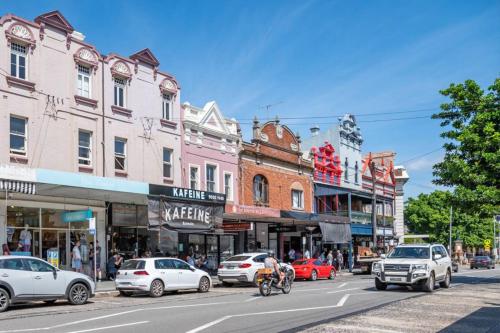 Stylish Balmain Townhouse with Pool & City Views - image 10
