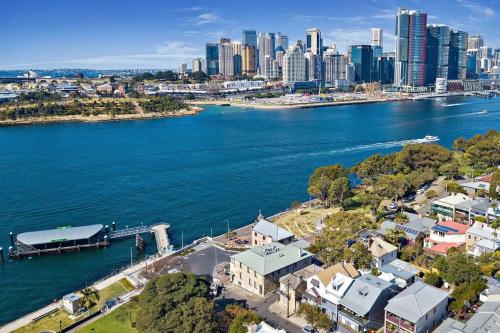 Stylish Balmain Townhouse with Pool & City Views - image 9