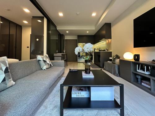 Contemporary Downtown - Ultra Fast WiFi - BTS Asoke, Bangkok (foto 6)
