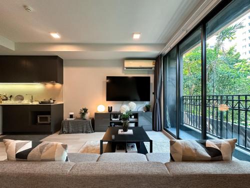 Contemporary Downtown - Ultra Fast WiFi - BTS Asoke, Bangkok (foto 10)