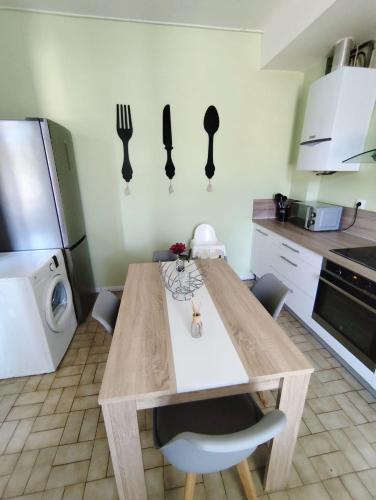 virtuve, Appartement climatisé avec terrasse 4 à 6 couchages à 600m du centre thermal (Appartement climatise avec terrasse 4 a 6 couchages a 600m du centre thermal) in Lamalou Les Bains