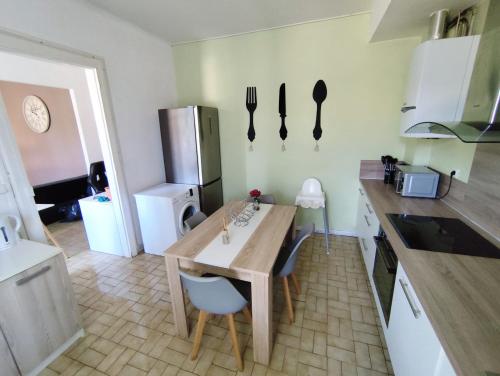 virtuve, Appartement climatisé avec terrasse 4 à 6 couchages à 600m du centre thermal (Appartement climatise avec terrasse 4 a 6 couchages a 600m du centre thermal) in Lamalou Les Bains