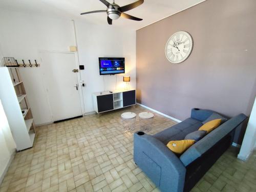 Koplietošanas atpūtas telpa ar TV, Appartement climatisé avec terrasse 4 à 6 couchages à 600m du centre thermal (Appartement climatise avec terrasse 4 a 6 couchages a 600m du centre thermal) in Lamalou Les Bains