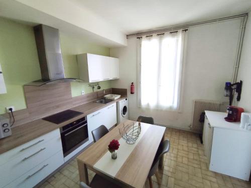 virtuve, Appartement climatisé avec terrasse 4 à 6 couchages à 600m du centre thermal (Appartement climatise avec terrasse 4 a 6 couchages a 600m du centre thermal) in Lamalou Les Bains