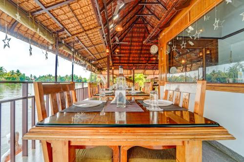 Restaurant, Alaya Stays Palm Dale Heritage Backwater Retreat in Kuttanad Taluk