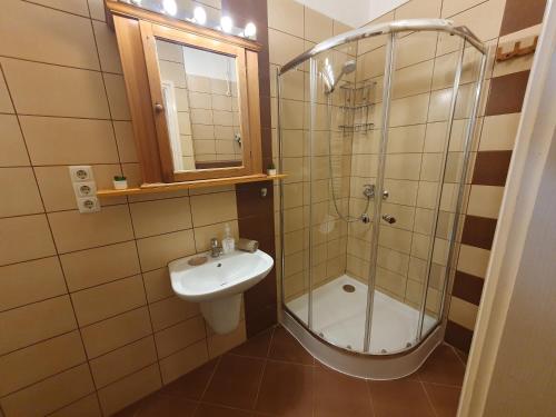 Astoria Central Home - image 5