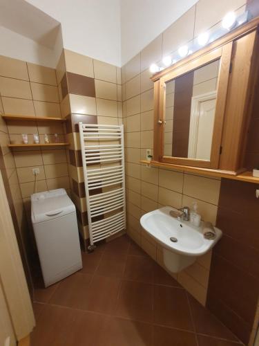 Astoria Central Home - image 4