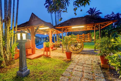 tuin, Alaya Stays Palm Dale Heritage Backwater Retreat in Kuttanad Taluk