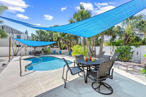 Home Sweet Holmes - Private Pool, Pet-Friendly, Steps to Beach on AMI, Holmes Beach