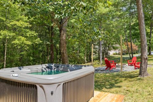 3 Bedrooms Fire Pit Grill Screened Porch Deck in Basye, USA