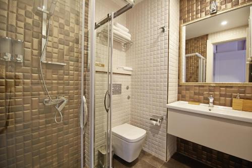 Arart Hotel Room Type - Deluxe Double or Twin Room