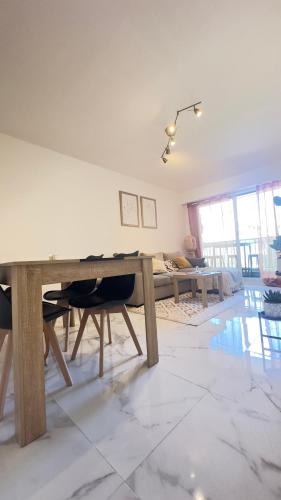 Grand 2 pieces avec grande terrasse a 15mn Centre-ville, Gare et Promenade des Anglais in Saint-Sylvestre