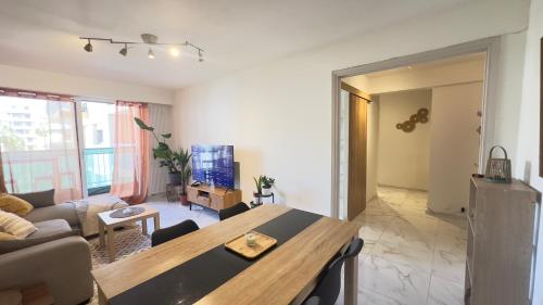 Grand 2 pieces avec grande terrasse a 15mn Centre-ville, Gare et Promenade des Anglais in Saint-Sylvestre