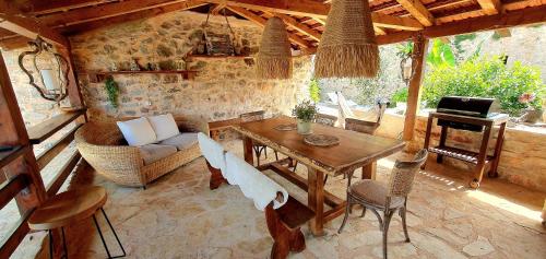 Hvar Stone Villa with pool in Vrbanj