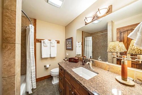 Upscale Hot Tub Wildlife Views - main image