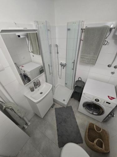 Bloom Stay - Stylish Apartment with Free Parking - image 3