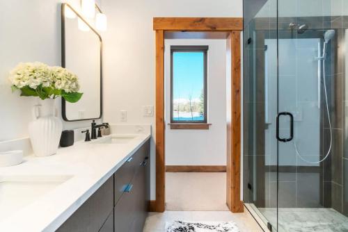 Upscale Ski Chalet - Wildlife AC Hot Tub - image 3