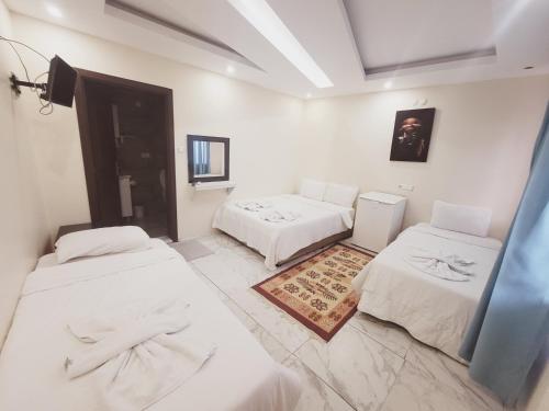 1 king bed, 2 queen beds