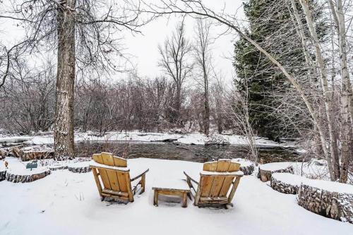 Tranquil Retreat Hot Tub Shuttle - image 14