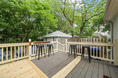 陽台/露台, Charming Downtown Corner Cottage - Dog Friendly! in 南派恩斯