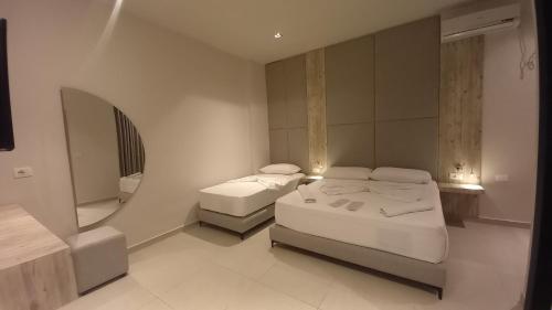 1 queen bed, 1 twin bed