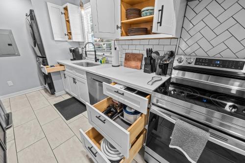 廚房, Charming Downtown Corner Cottage - Dog Friendly! in 南派恩斯