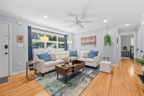 Charming Downtown Corner Cottage - Dog Friendly! in 南派恩斯