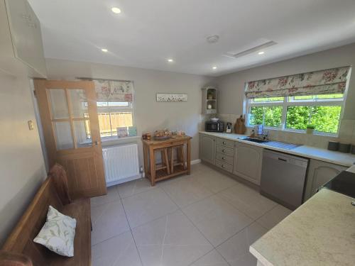 Konyha, Newly Renovated Country Cottage in Kernan