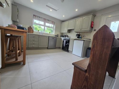 Konyha, Newly Renovated Country Cottage in Kernan