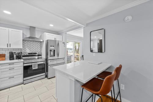 廚房, Charming Downtown Corner Cottage - Dog Friendly! in 南派恩斯