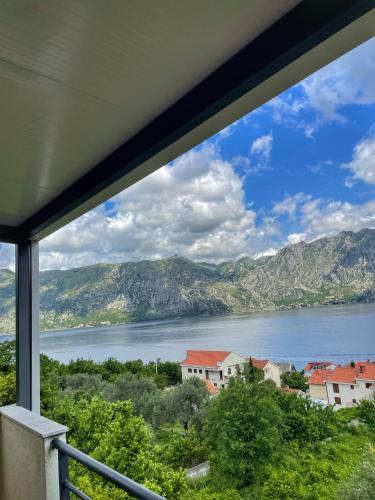 Apartments Krivokapic Prcanj with Bay view in 普坎傑