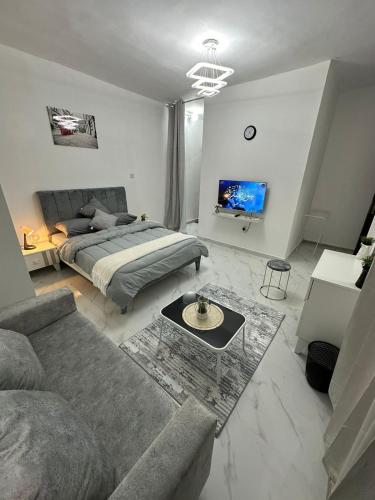 استديو مفروش بجوار الوحده مول in Al Bahya