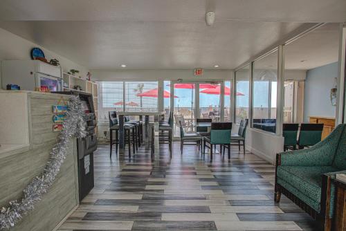 Beach House Inn with POOL & Hot Tub - image 5