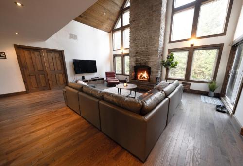 Prestige In Nature Hot tub 15min Ski resort Luxury Master Bedroom Wifi Games & more ! in Saint Adolphe D'Howard (QC)