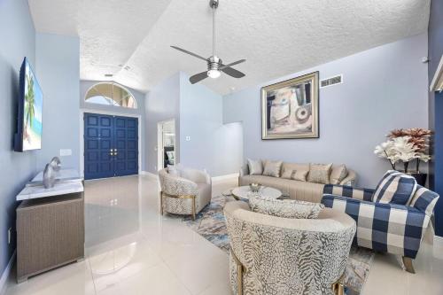 Modern 4BR in Central Wellington- Walk to Shops in Wellington (FL)