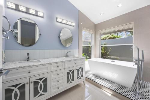 Modern 4BR in Central Wellington- Walk to Shops in Wellington (FL)