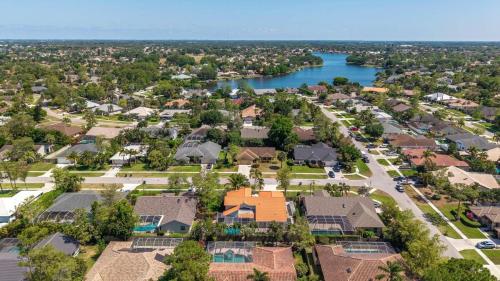 Modern 4BR in Central Wellington- Walk to Shops in Wellington (FL)