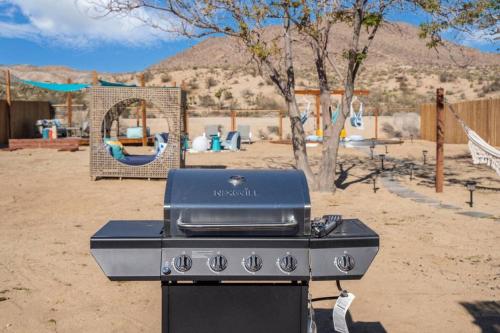Mountain View Home Hot Tub, Game Room & Fire Pit in Yucca Valley, USA