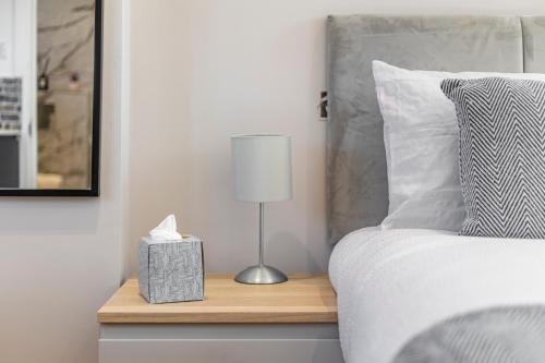 Studio at Tube Station Sleeps 3 Private Bathroom shared Kitchen 4, Edgware (photo 2)