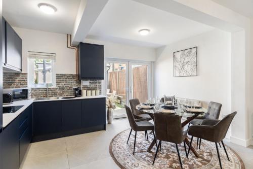 Studio at Tube Station Sleeps 3 Private Bathroom shared Kitchen 4, Edgware (photo 3)