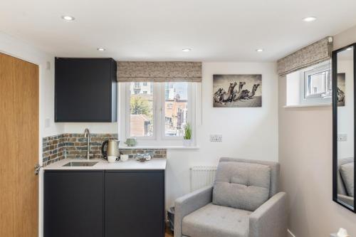 Studio at Tube Station Sleeps 3 Private Bathroom shared Kitchen 4, Edgware (photo 5)