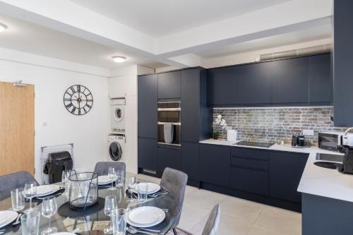 Studio at Tube Station Sleeps 3 Private Bathroom shared Kitchen 4, Edgware (photo 6)
