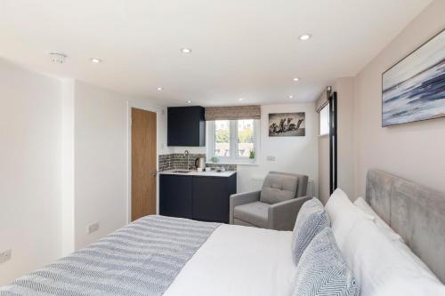 Studio at Tube Station Sleeps 3 Private Bathroom shared Kitchen 4, Edgware (photo 7)