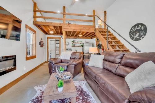 The Den at J-Barn - Secluded Retreat - image 8