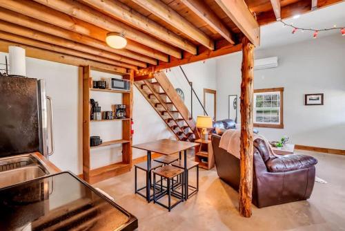 The Den at J-Barn - Secluded Retreat - image 6