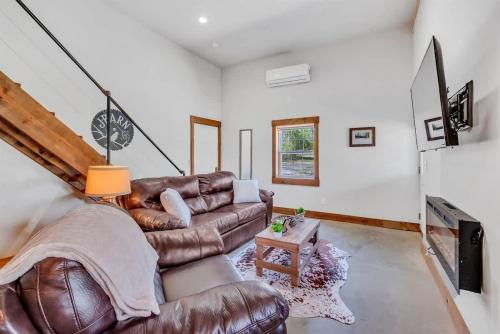 The Den at J-Barn - Secluded Retreat - image 10