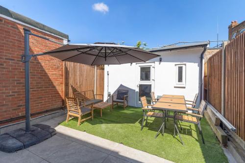Studio at Tube Station Sleeps 3 Private Bathroom shared Kitchen 4, Edgware (photo 9)