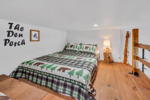 The Den at J-Barn - Secluded Retreat - image 4