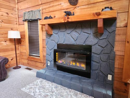 Story Brook: Beautiful true log cabin! Close to Dollywood, State Park, and more! in Sevierville, USA