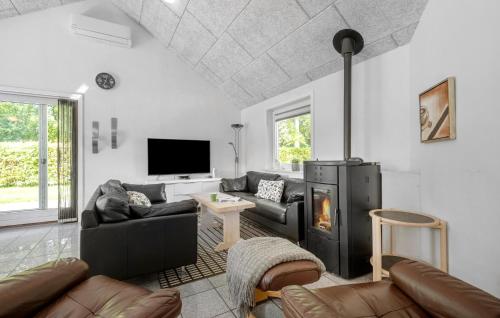 3 Bedroom Nice Home In Hemmet in Falen